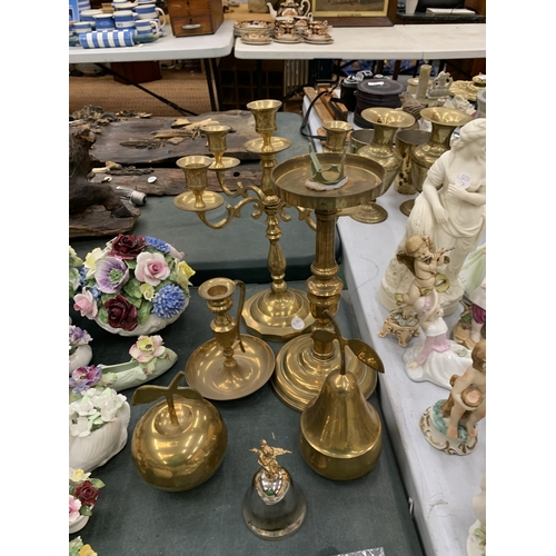 146 - A QUANTITY OF BRASSWARE TO INCLUDE CANDLESTICKS, AN APPLE AND PEAR TRINKET BOX