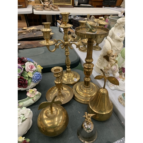 146 - A QUANTITY OF BRASSWARE TO INCLUDE CANDLESTICKS, AN APPLE AND PEAR TRINKET BOX