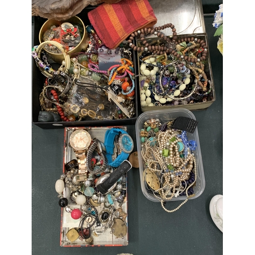 149 - A MIXED LOT OF VINTAGE COSTUME JEWELLERY TO INCLUDE NECKLACES, BRACELETS, EARRINGS PLUS A FURTHER FI... 