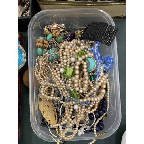 149 - A MIXED LOT OF VINTAGE COSTUME JEWELLERY TO INCLUDE NECKLACES, BRACELETS, EARRINGS PLUS A FURTHER FI... 