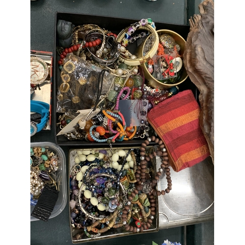 149 - A MIXED LOT OF VINTAGE COSTUME JEWELLERY TO INCLUDE NECKLACES, BRACELETS, EARRINGS PLUS A FURTHER FI... 