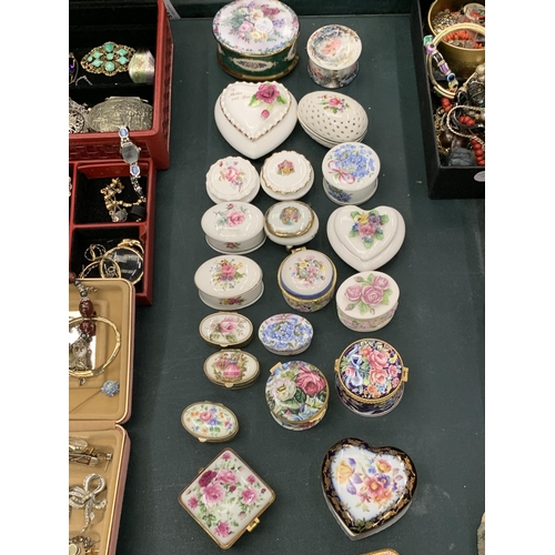 151 - TWENTY THREE CERAMIC TRINKET BOXES TO INCLUDE PAST TIMES, COALPORT ETC