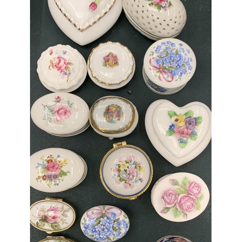 151 - TWENTY THREE CERAMIC TRINKET BOXES TO INCLUDE PAST TIMES, COALPORT ETC