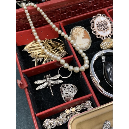 152 - TWO JEWELLERY BOXES WITH A QUANTITY OF VINTAGE JEWELLERY TO INCLUDE BROOCHES, BRACELETS EARRINGS ETC