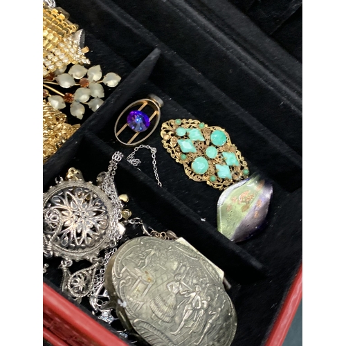 152 - TWO JEWELLERY BOXES WITH A QUANTITY OF VINTAGE JEWELLERY TO INCLUDE BROOCHES, BRACELETS EARRINGS ETC