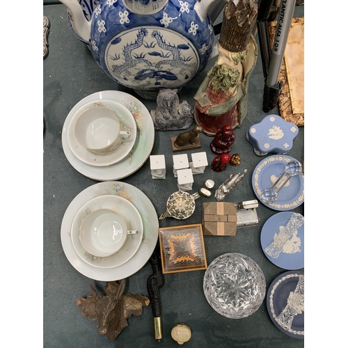 161 - A MIXED LOT OF COLLECTABLES TO INCLUDE A COLLECTION OF WEDGWOOD, A MINIATURE VINTAGE SWIVEL PERPETUA... 