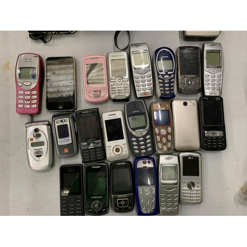 167 - A QUANTITY OF 22 VINTAGE MOBILE PHONES TO INCLUDE SAMSUNG, SONY ERICSSON, NOKIA ETC