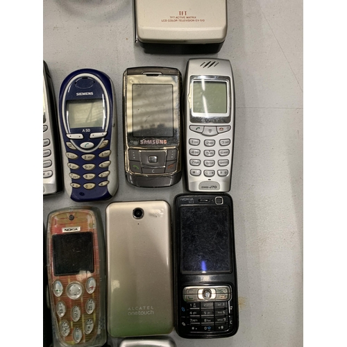 167 - A QUANTITY OF 22 VINTAGE MOBILE PHONES TO INCLUDE SAMSUNG, SONY ERICSSON, NOKIA ETC