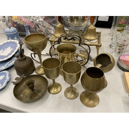 172 - A MIXED LOT OF BRASS ITEMS TO INCLUDE BELLS, CANDLE HOLDER, ASHTRAY ETC