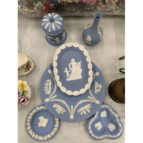 174 - A MIXED LOT OF BLUE AND WHITE WEDGWOOD TO INCLUDE A PLATE, VASE, TRINKET BOX ETC