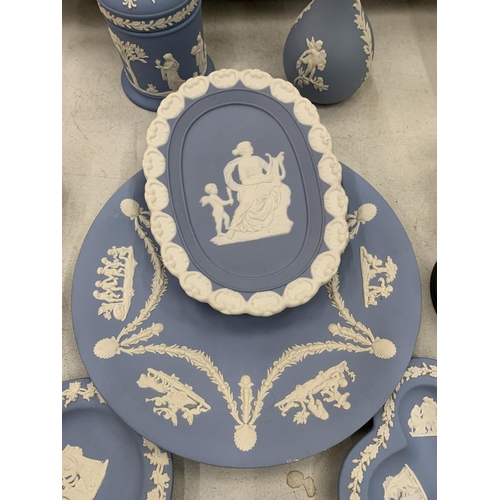 174 - A MIXED LOT OF BLUE AND WHITE WEDGWOOD TO INCLUDE A PLATE, VASE, TRINKET BOX ETC