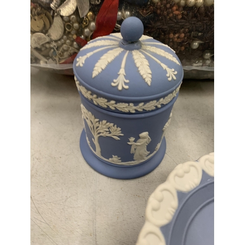 174 - A MIXED LOT OF BLUE AND WHITE WEDGWOOD TO INCLUDE A PLATE, VASE, TRINKET BOX ETC