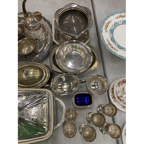 179 - A MIXED LOT OF SILVERPLATE TO INCLUDE TRAYS, GOBLETS, BOWLS ETC