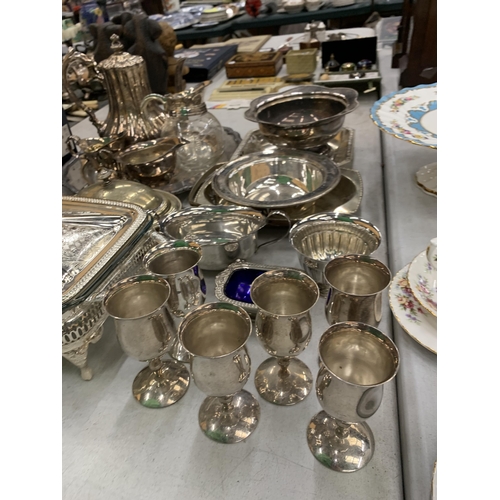 179 - A MIXED LOT OF SILVERPLATE TO INCLUDE TRAYS, GOBLETS, BOWLS ETC