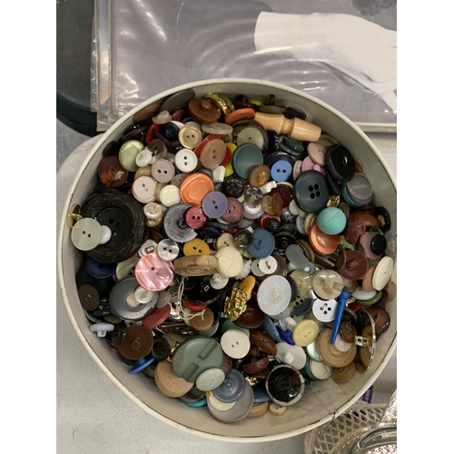 182 - A LARGE QUANTITY OF VINTAGE BUTTONS