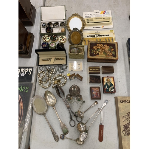 201 - A MIXED LOT TO INCLUDE PILL BOXES, FLATWARE, COSTUME JEWELLERY, BOXES, A CLOISONNE PEN AND EGG, ETC