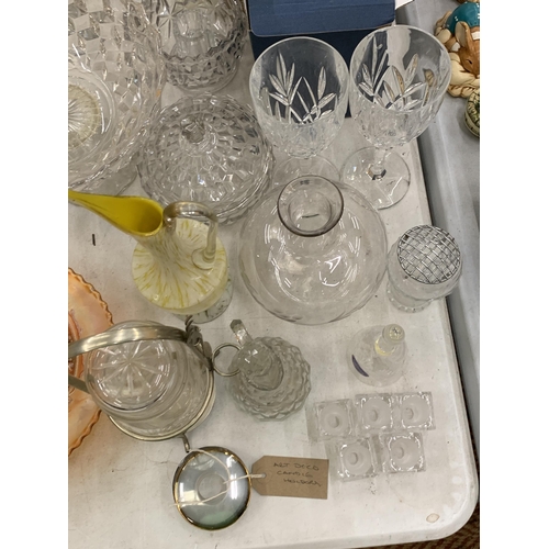 213 - A QUANTITY OF GLASSWARE TO INCLUDE A LARGE ART GLASS VASE, TEN ART DECO CANDLE HOLDERS, A LARGE FOOT... 