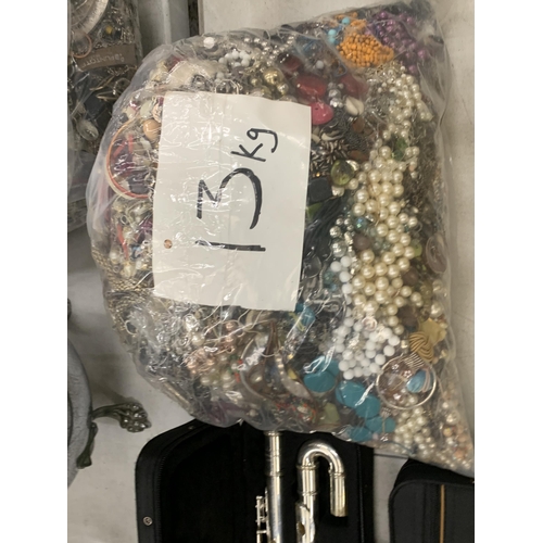 214 - 13 KG OF VINTAGE COSTUME JEWELLERY