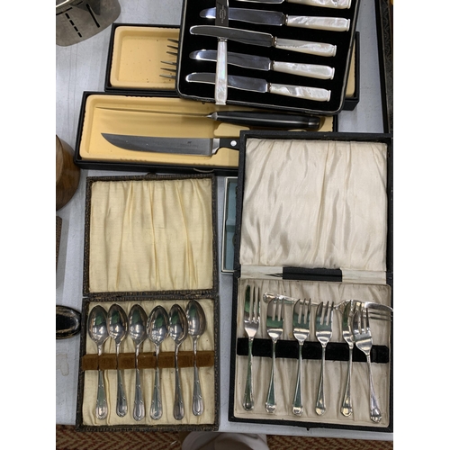 225 - A QUANTITY OF BOXED FLATWARE TO INCLUDE CAKE FORKS, TEA SPOONS, KNIVES WITH PEARL HANDLES, CARVING K... 