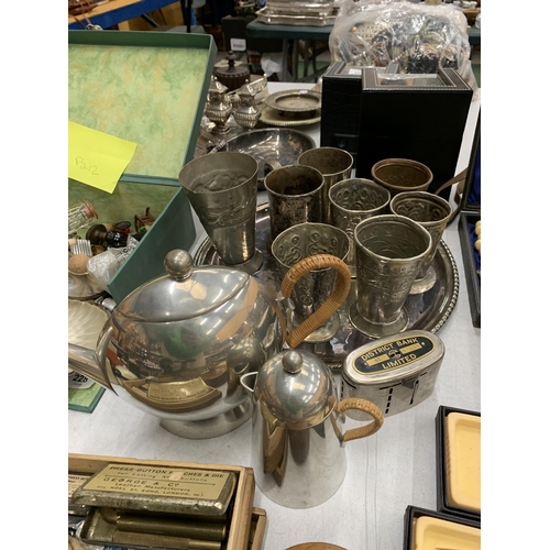 226 - A MIXED LOT TO INCLUDE A VINTAGE TEAPOT AND JUG, A DISTRICT BANK LIMITED MONEY HOLDER, EIGHT CUPS, T... 