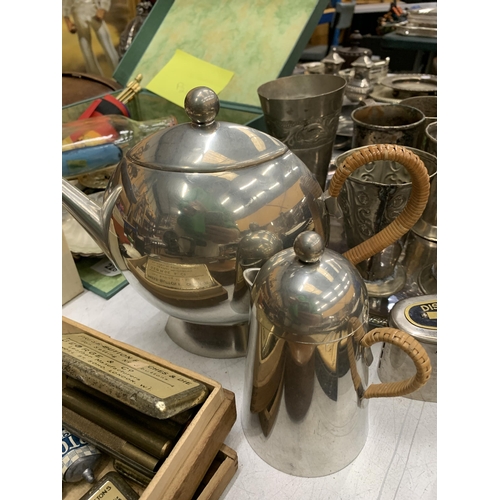 226 - A MIXED LOT TO INCLUDE A VINTAGE TEAPOT AND JUG, A DISTRICT BANK LIMITED MONEY HOLDER, EIGHT CUPS, T... 