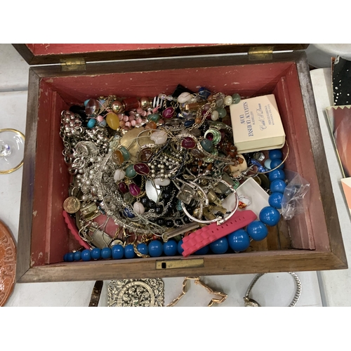 235 - A LARGE QUANTITY OF COSTUME JEWELLERY TO INCLUDE WATCHES, RINGS, BANGLES, BRACELETS, NECKLACES, BROO... 