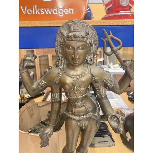 40 - AN ORIENTAL BRONZE BUDDHA - APPROX 68 CM