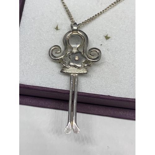 566 - A MARKED SILVER NECKLACE AND PENDANT IN THE FORM OF A GIRL IN A PRESENTATION BOX