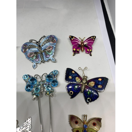 567 - THIRTEEN VARIOUS BUTTERFLY AND DRAGONFLY BROOCHES AND PENDANTS