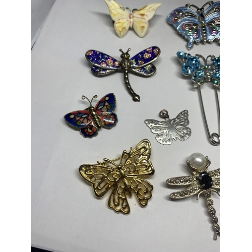 567 - THIRTEEN VARIOUS BUTTERFLY AND DRAGONFLY BROOCHES AND PENDANTS