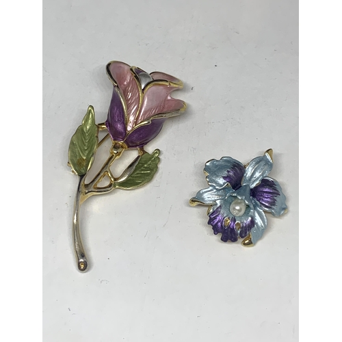 576 - TWO VINTAGE ENAMEL BROOCHES TO INCLUDE A PINK ROSE AND PEARL AND AN ORCHID