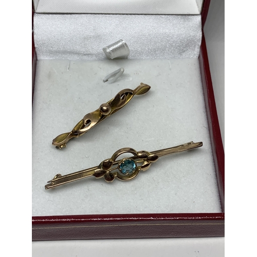 590 - TWO VINTAGE MARKED 9 CARAT GOLD BROOCHES TO INCLUDE ONE WITH A BLUE STONE