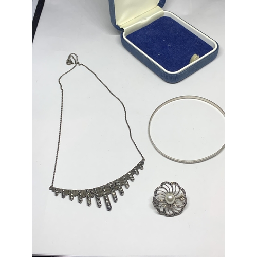 592 - THREE SILVER ITEMS TO INCLUDE A NECKLACE, BROOCH AND A BANGLE IN A PRESENTATION BOX