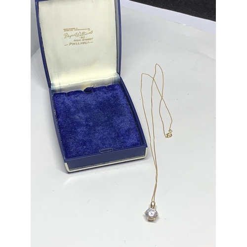 594 - AN 18 CARAT GOLD NECLACE WITH CLEAR STONE PENDANT IN A PRESENTATION BOX