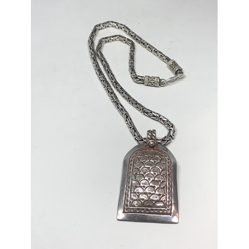 596 - A HEAVY MARKED SILVER NECKLACE AND PENDANT