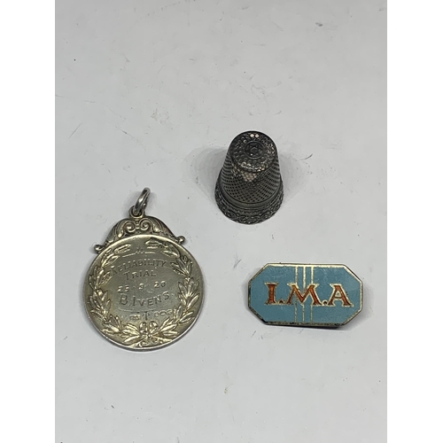 603 - THREE MARKED SILVER ITEMS TO INCLUDE AN ENAMEL I.M.A BADGE, A THIMBLE AND A HALLMARKED BIRMINGHAM SI... 