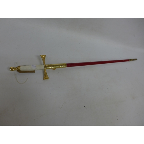 295 - AN EARLY-TO-MID 20TH CENTURY COURT SWORD AND SCABBARD, 68CM BLADE