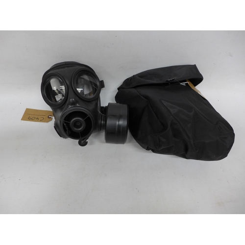 298 - A BRITISH ARMED FORCES S10 SIZE 2 GAS MASK / RESPIRATOR IN BLACK BAG, POSSIBLY ISSUED TO THE SAS