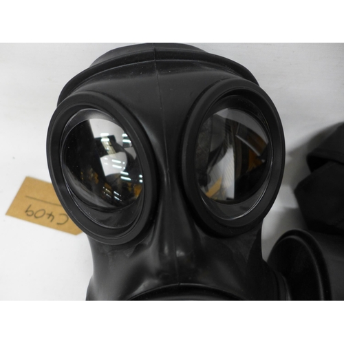 298 - A BRITISH ARMED FORCES S10 SIZE 2 GAS MASK / RESPIRATOR IN BLACK BAG, POSSIBLY ISSUED TO THE SAS