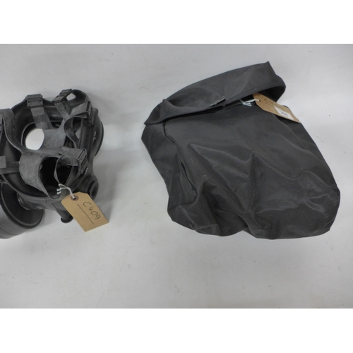 298 - A BRITISH ARMED FORCES S10 SIZE 2 GAS MASK / RESPIRATOR IN BLACK BAG, POSSIBLY ISSUED TO THE SAS