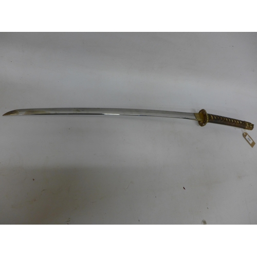 299 - A WORLD WAR II SHOWA PERIOD OFFICERS SWORD, 68CM BLADE, SIGNED TANG, REGULATION FITTINGS, LENGTH 94C... 