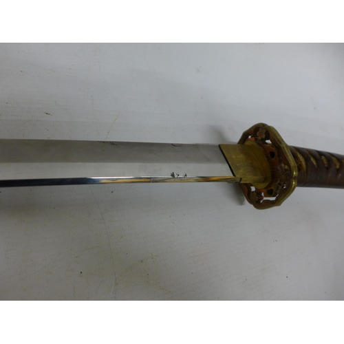 299 - A WORLD WAR II SHOWA PERIOD OFFICERS SWORD, 68CM BLADE, SIGNED TANG, REGULATION FITTINGS, LENGTH 94C... 