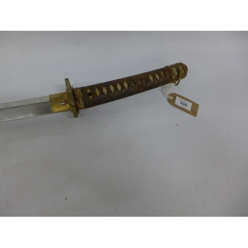 299 - A WORLD WAR II SHOWA PERIOD OFFICERS SWORD, 68CM BLADE, SIGNED TANG, REGULATION FITTINGS, LENGTH 94C... 