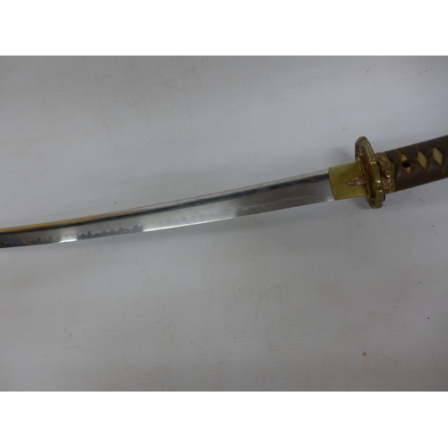 299 - A WORLD WAR II SHOWA PERIOD OFFICERS SWORD, 68CM BLADE, SIGNED TANG, REGULATION FITTINGS, LENGTH 94C... 