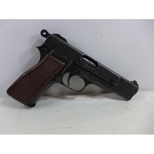 440 - A NON-FIRING BROWNING 1935 HIGH POWER REPLICA PISTOL, 8.5CM BARREL, LENGTH 20CM