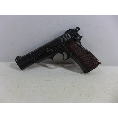 440 - A NON-FIRING BROWNING 1935 HIGH POWER REPLICA PISTOL, 8.5CM BARREL, LENGTH 20CM