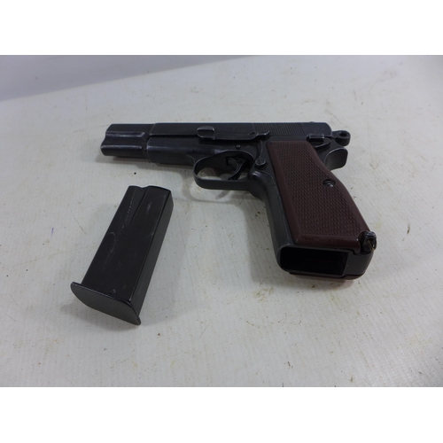 440 - A NON-FIRING BROWNING 1935 HIGH POWER REPLICA PISTOL, 8.5CM BARREL, LENGTH 20CM