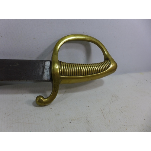 447 - A FRENCH BRIQUET CUTLESS, 60CM BLADE, SOLID BRASS GRIP, LENGTH 74CM