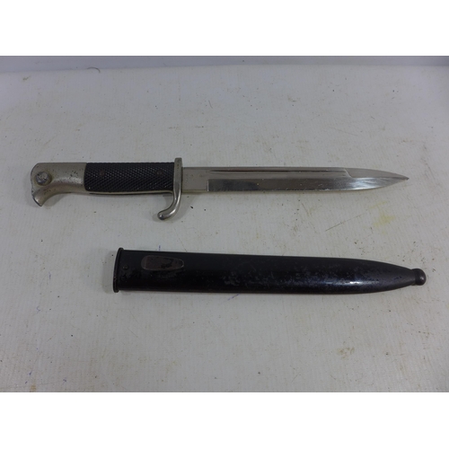 456 - A WORLD WAR II NAZI GERMANY SHORT CARBINE KS98 BAYONET AND SCABBARD, 19CM  BLADE, LENGTH 35CM