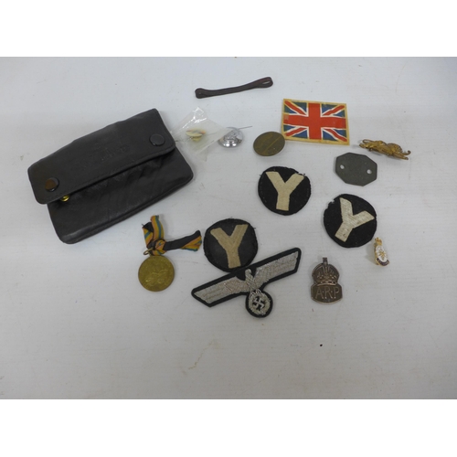 495 - A BOX CONTAINING MILITARIA ITEMS TO INCLUDE A SILVER ARP BADGE ETC